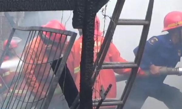 Tim Labfor Polda Jatim Olah TKP Pabrik Keripik