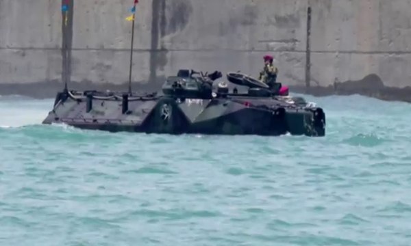 HUT TNI ke-72, Tank Amphibi Unjuk Kekuatan