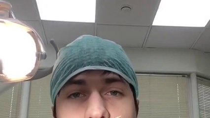 Un dentiste s'arrache une dent (Russie)