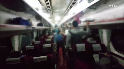 달리는 열차에서 소화기 뿌리며 난동부린 남성 / YTN