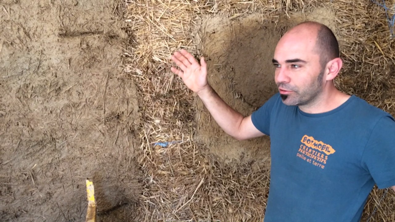 Mickaël Verger, de l'association Botmobil, explique le principe de la réalisation des murs en paille