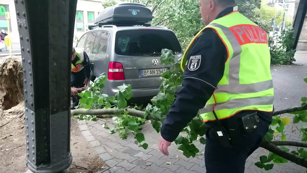 Tote und Verkehrschaos durch Orkantief  'Xavier'