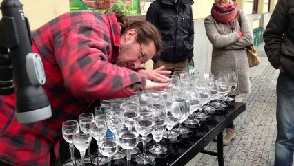 Street artist playing Hallelujah with crystal glasses