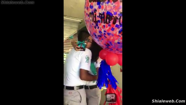 UNA PAREJA DE NOVIOS EN LA ESCUELA SE DEMUESTRAN SU AMOR DE UNA FORMA MUY ESPECIAL