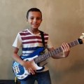 Ce jeune bassiste de 8 ans déchire tout avec sa basse junior!