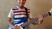 Ce jeune bassiste de 8 ans déchire tout avec sa basse junior!
