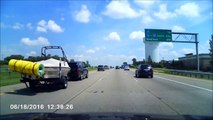 Ce motard malchanceux roule sur un rouleaux de laine de verre en pleine autoroute... Grosse chute