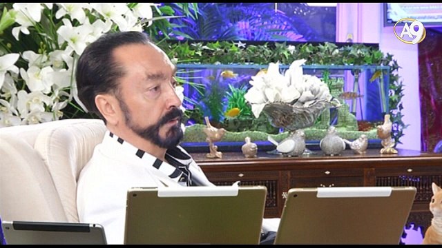 Münafık dinsizliği savunmakta ve Müslümanların aleyhine faaliyet yapmakta çok faaldir