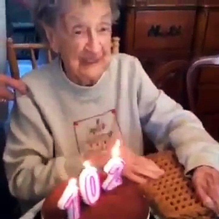 Se le sale la caja de dientes al soplar la vela de cumpleaños