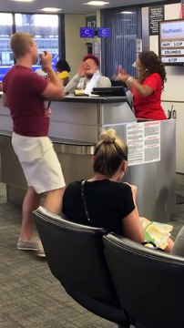 Quand tu t'ennuies dans la salle d'embarquement de l'aéroport... Ce gars met le feu!!!!