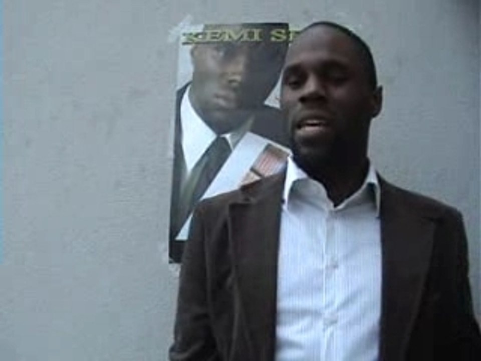 KEMI SEBA prévient un groupe de SKINHEADS