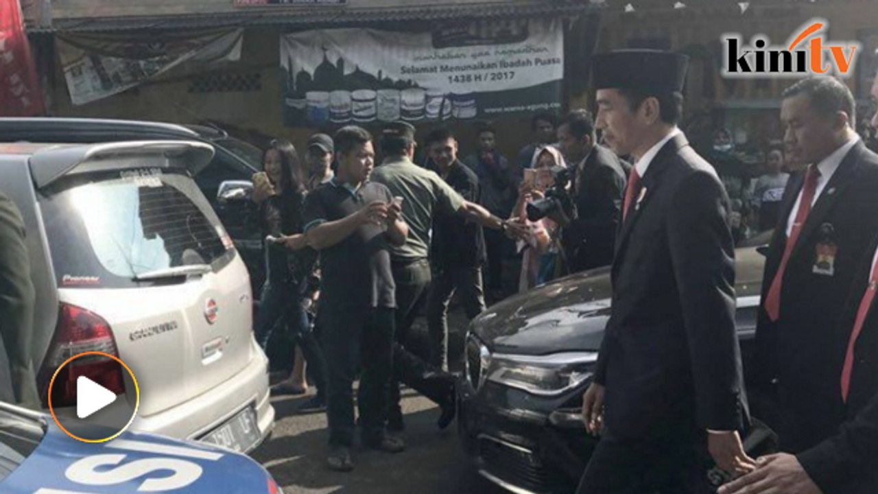 Jokowi avoids traffic jam by walking 2km