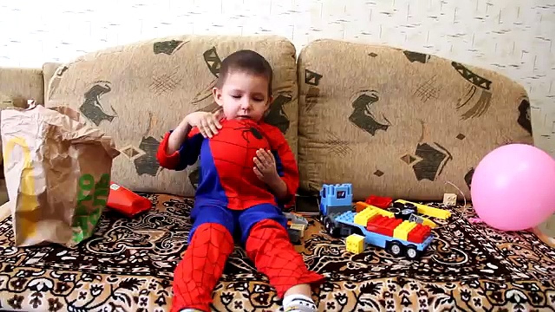 ⁣ЧЕЛОВЕКА ПАУКА ПРИДАВИЛО ДИВАНОМ! Супермен не может найти Человека паука/ В реальной жизни