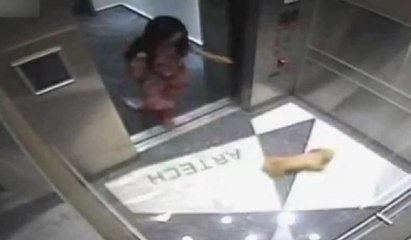 Kan donduran görüntüler: Köpeği defalarca kez tekmeledi