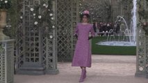 Chanel llena de estampados florales su nueva propuesta en un jardín art déco