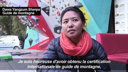 Au Népal, une Sherpa conquiert de nouveaux sommets