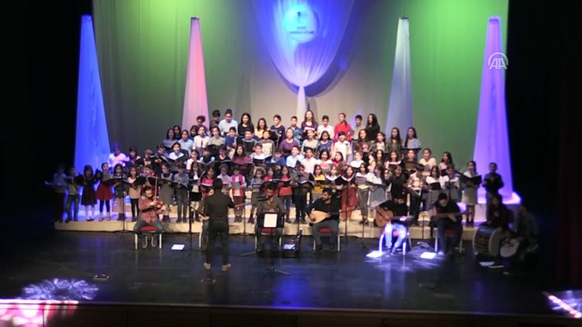 Diyarbakırlı öğrencilerden yöresel türküler ve oyun gösterisi