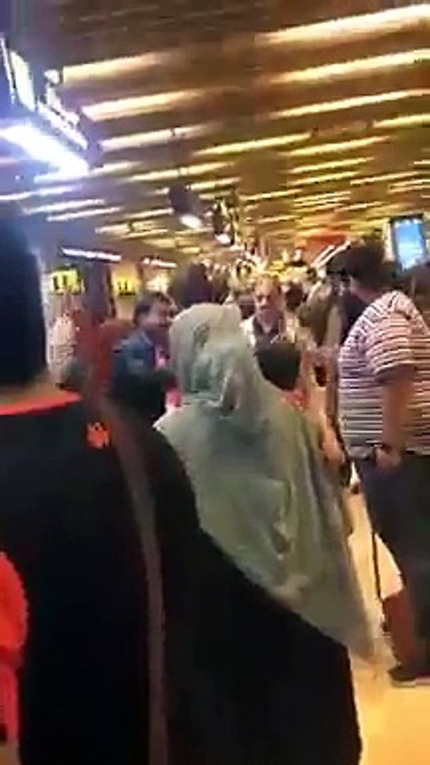 ⁣Pakistani Airport Officer Aur Pakistani Ko Gali