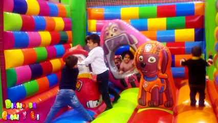 La Patrulla Canina en el Parque Infantil de Bolas - Zona de Recreo Para Niños y Juegos Divertidos