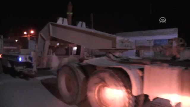 Askeri Araçlar Halep'in Azez İlçesine Doğru Geçiş Yaptı - Azez