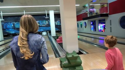 Brincando de Boliche com as Crianças Paulinho, Toquinho e Família - Infantil Brinquedos e Surpresas