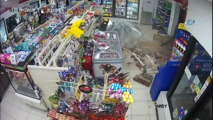 Kamyonetle girdiler, ATM’yi götürdüler