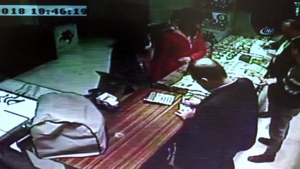 Sahte altınlarla kuyumcuyu dolandırdılar... O anlar kamerada