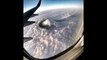 Cet avion survole le mont Fuji qui pointe au dessus des nuages... Magnifique