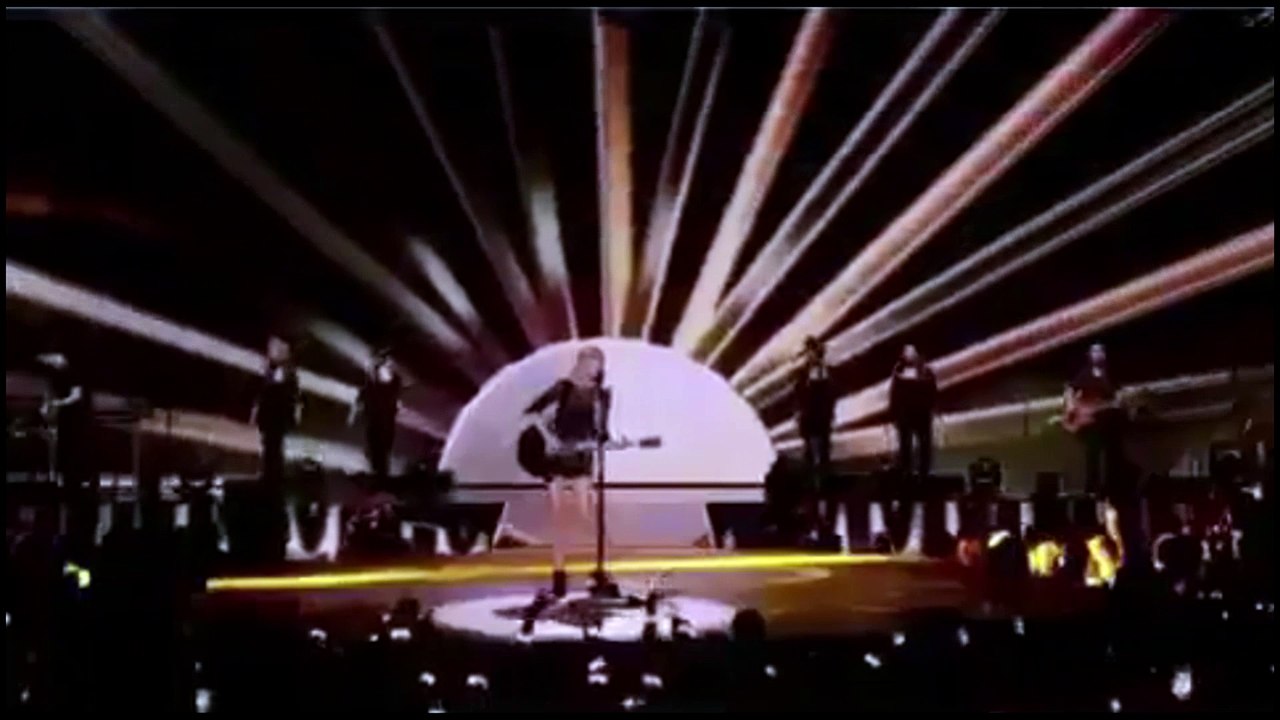 KEREN! TAYLOR SWIFT MENYANYIKAN LAGU INDONESIA BIKIN MERINDING DENGARNYA!