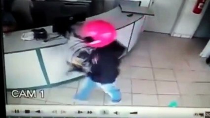 Il braque une station service au mauvais moment  un policier en civil se trouvait juste à côté