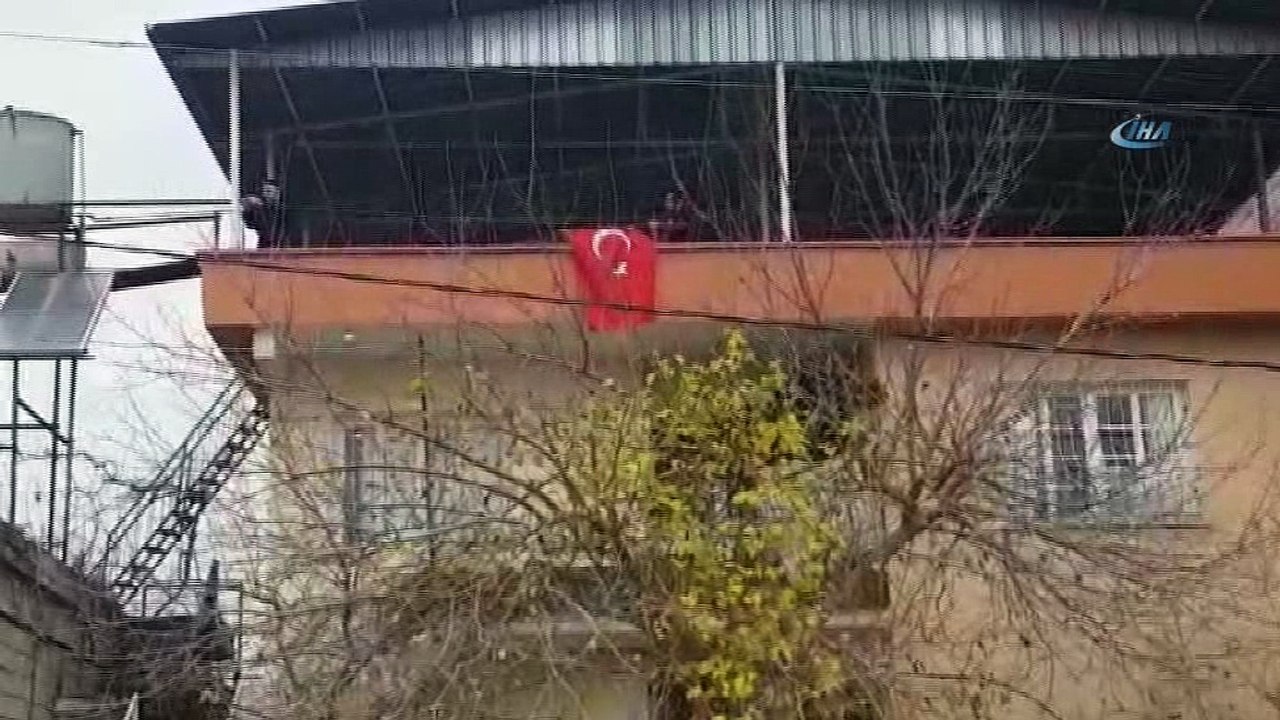 Hatay'ın Hassa ilçesinde ev ve iş yerlerine bayraklar asıldı
