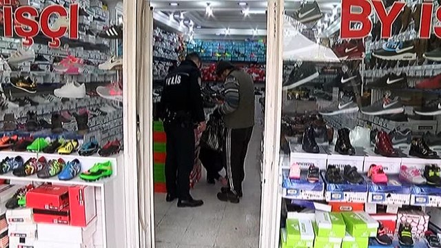 Polis memuru terlikle dolaşan engelliyi görünce ayakkabı aldı