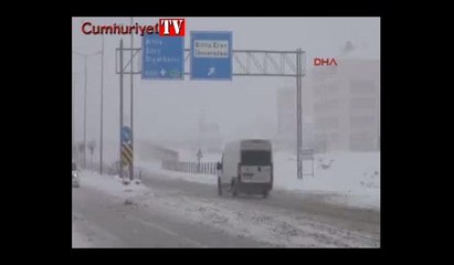 Bitlis'te askeri timin üzerine çığ düştü