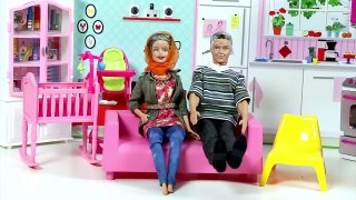 Barbie ve Ailesi Bölüm 127 - Kızlar banyoda - Çizgi film tadında Barbie oyunları