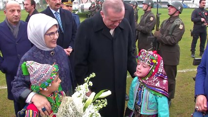 Cumhurbaşkanı Erdoğan'ı 'Bayrak' şiiri okuyarak karşıladılar - BURSA