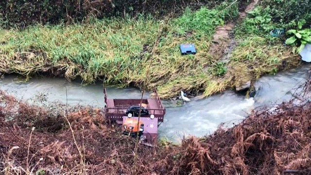 30 metrelik uçurumdan yuvarlanan araçtan burunları bile kanamadan çıktılar