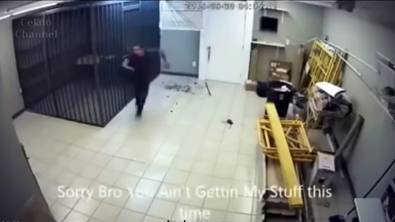 Video Detik-detik Pencuri Dijebak Pemilik Rumah, Reaksinya Panik Banget!