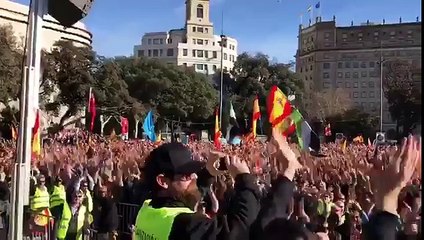 Emocionante final de la manifestación de ayer en Barcelona de Policía y Guardia Civil por la equiparación salarial