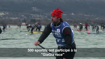 Course de paddle sur l'eau à 5 degrés du Lac d'Annecy