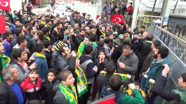 Gönüllü asker olmak isteyenler askerlik şubesine koştu