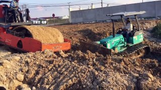 102.Excavator Kobelco SK200 Bulldozer Pulls Out Rolo Compactador Hamm 3411 From a Mud 'Stuck-'