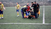 Sakatlanan futbolcuyu hakem ve rakip oyuncular taşıdı - ZONGULDAK