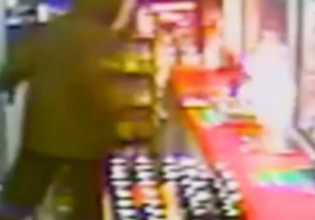 DC Robbery Suspect Sets Fire to Convenience Store Counter