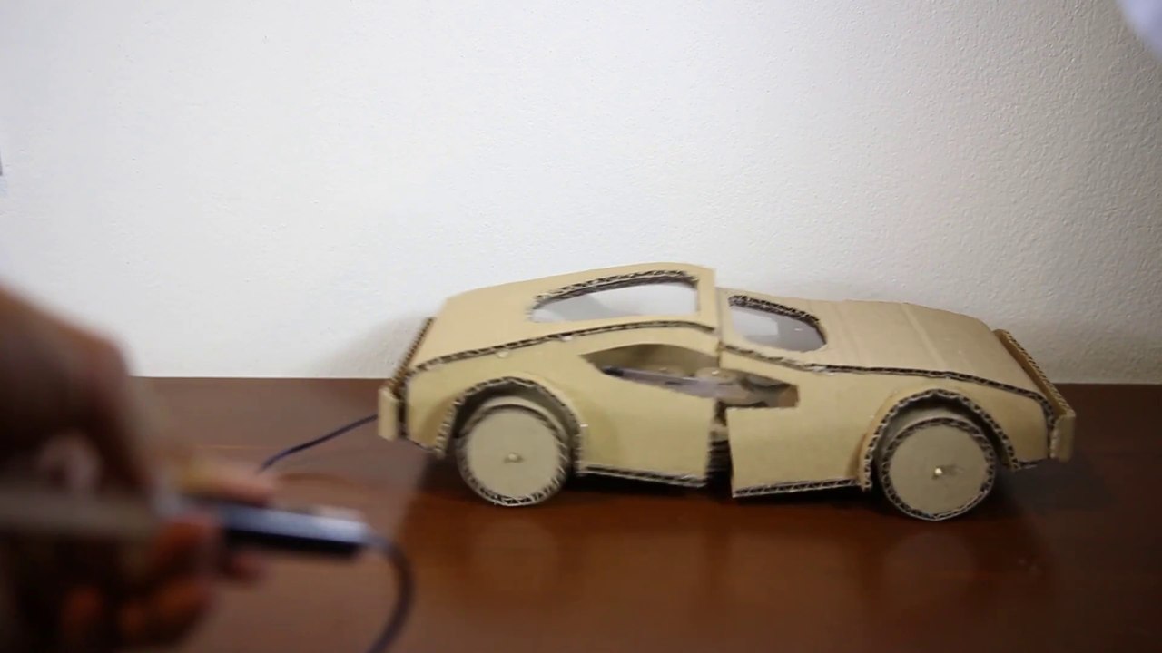 Faire une voiture en carton qui se déplace comme un ver