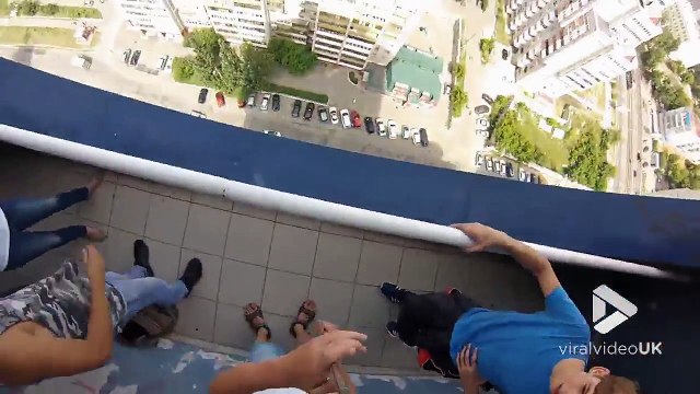 Selfie... sur le rebord d'un balcon au 23ème étage de l'immeuble !