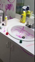 Cet enfant repeint le mur de la salle de bain !!