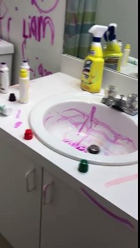 Cet enfant repeint le mur de la salle de bain !!