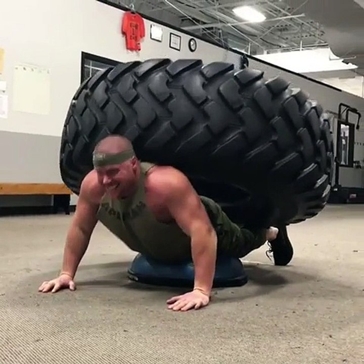Faire des pompes.. avec des pneus de camion sur le dos !
