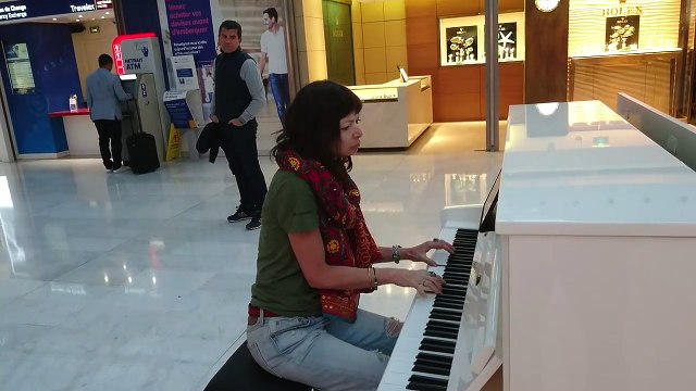 Elle joue et chante Zombie des Cranberries en public à l'aéroport Roissy Charles de Gaulle