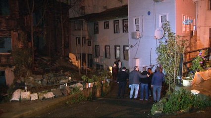 Beyoğlu’nda tarihi binada çökme meydana geldi